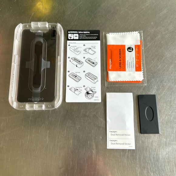 Spigen privacy screen protector for 11 Pro iPhone - Picture 3 of 3